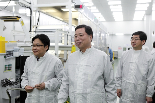 LG Chem CEO Park Jin-soo (center) visits the firm’s factory that manufactures filters for waste water treatment in Cheongju, North Chungcheong Province, on Wednesday.(LG Chem)