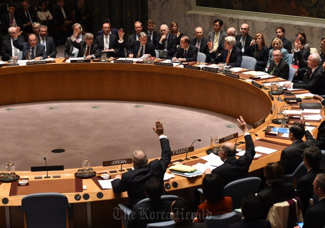 Foreign Ministers vote during a U.N. Security Council meeting on Syria at the U.N. in New York on Dec. 18. (AFP-Yonhap)