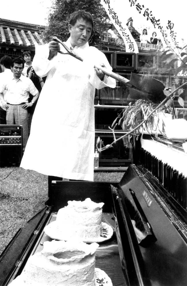 Nam June Paik performs “A Pas de Loup,” a shamanic performance, held in the backyard of Gallery Hyundai in summer of 1990. (Gallery Hyundai)