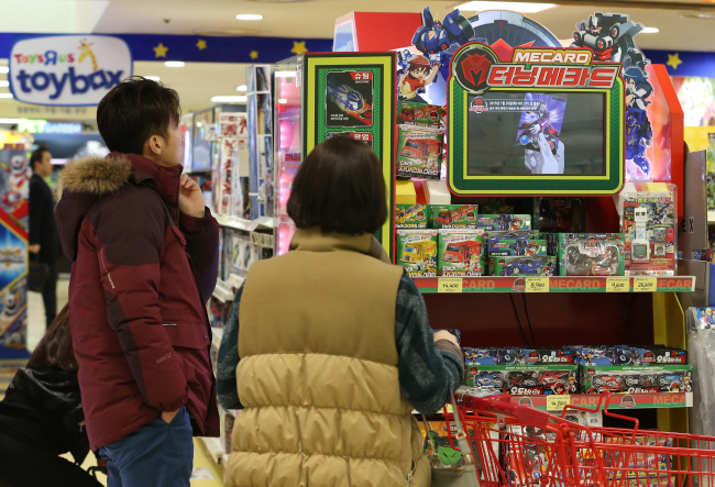 Shoppers look at Turning Mecard products displayed at a supermarket chain in Seoul on Dec. 21, 2015. (Yonhap)