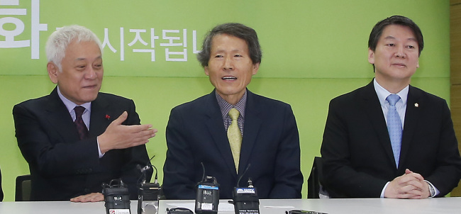 Rep. Ahn Cheol-soo (from right), professor Han Sang-jin and Rep. Kim Han-gil attend a meeting in Seoul on Friday. Yonhap