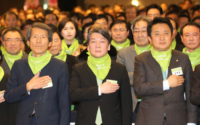 Rep. Ahn-soo(right) attends the convention for his new political group. Yonhap