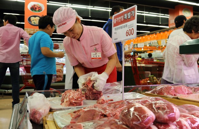 A Lotte Mart employee packs pork in the meat section of the company‘s supermarket at Lotte Mall Gimpo Airport branch in Seoul, South Korea. (Bloomberg)