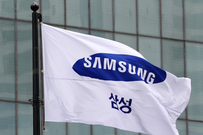 A Samsung Group flag flies outside Samsung headquarters building in Seoul. (Yonhap)