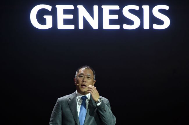 Hyundai Motor Group vice chairman Chung Eui-sun speaks to the press as he introduces the Genesis G90 at the North American International Auto Show at Detroit on Monday, local time. (AFP-Yonhap)