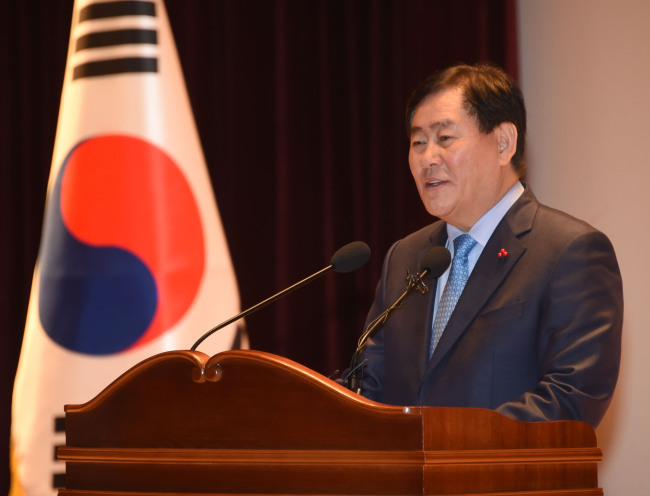 Finance Minister Choi Kyung-hwan delivers a good-bye address at Sejong Government Complex on Tuesday. (Ministry of Strategy and Finance)