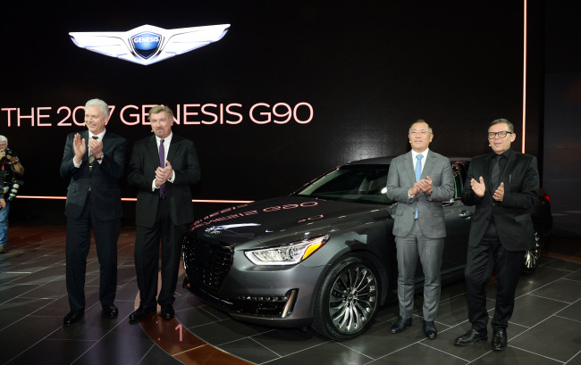 Hyundai Motor vice chairman Chung Eui-sun (third from left) poses with Hyundai Motor America vice president Albert Biermann (left), HMA president Dave Zuchowski (second from left) and chief designer Peter Schreyer, at the launch of the Genesis G90 in the U.S. on Monday. Hyundai Motor