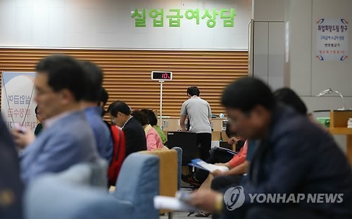 Job seekers wait to have consultations with labor officials in Seoul. (Yonhap)