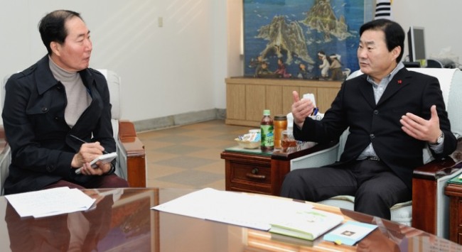 Ulleung County head Choi Soo-il (right) speaks in an interview with The Korea Herald. (Ulleung County)