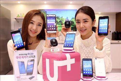 Caption: Models hold up Huawei‘s Y6 smartphone, released by South Korean carrier LG Uplus. (Yonhap)