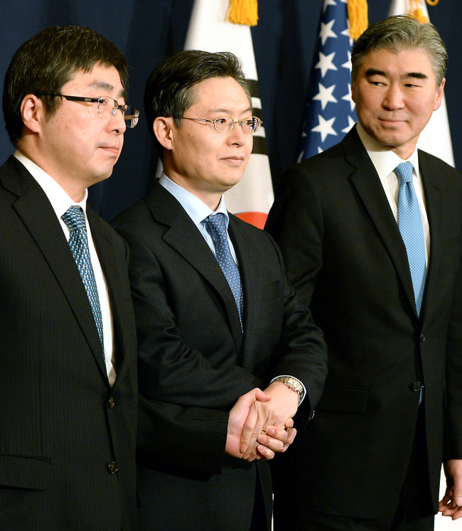 Hwang Joon-kook (center), South Korea’s chief nuclear envoy, attends trilateral talks with his U.S. and Japanese counterparts, Sung Kim and Kimihiro Ishikane, respectively, on Wednesday in Seoul. Yonhap