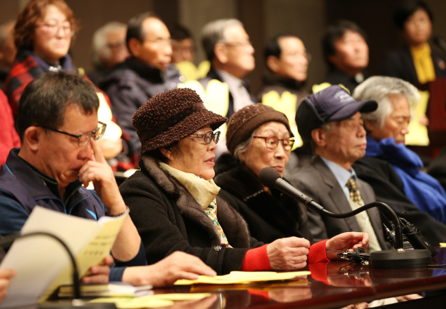 Lee Yong-soo (second from left), 89, a former victim coerced into sex slavery for the Japanese military, speaks at the press briefing held by a newly launched civic group demanding a nullification of the Korea-Japan deal in central Seoul, Thursday. Yonhap
