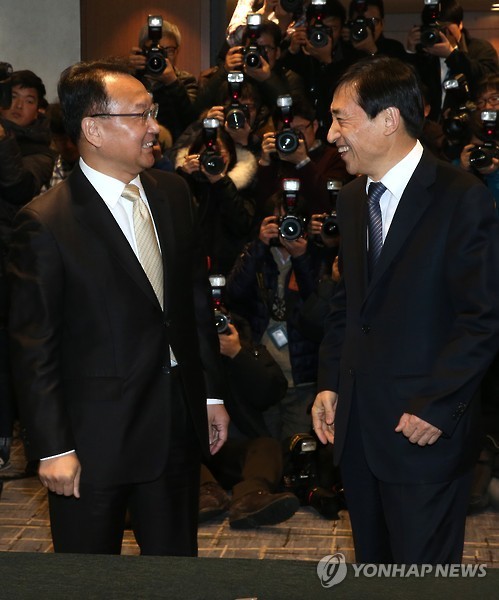 Finance Minister Yoo Il-ho (left) greets Bank of Korea Gov. Lee Ju-yeol (Yonhap)