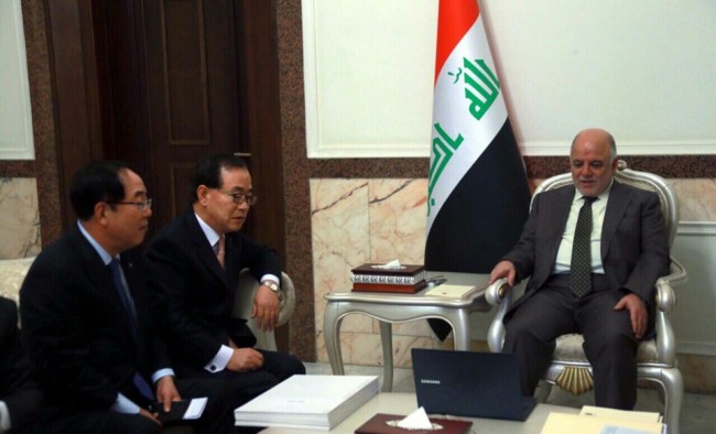 Hanwha E&C CEO Choi Kwang-ho (left) meets Iraqi Prime Minister Haider Al-Abadi in Baghdad last month. Hanwha E&C