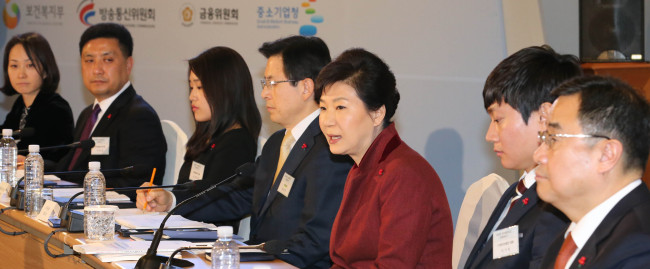 President Park Geun-hye speaks Monday in a meeting with officials atthe Pangyo Techno Valley industrial park in Seongnam, Gyeonggi Province, where she was briefed on ways to secure fresh momentum for growth. (Yonhap)