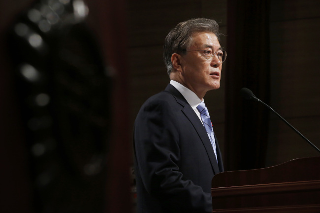 Minjoo Party of Korea chairman Rep. Moon Jae-in announces his resignation during his New Year statement at the National Assembly, Tuesday. Yonhap