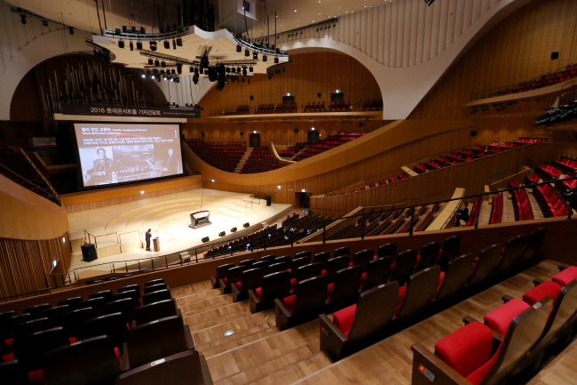 Choi Yeon-sik, director of artistic planning at Lotte Concert Hall, introduces the upcoming opening festival to reporters at the hall, located in Lotte World Mall, southeastern Seoul, on Tuesday. (Yonhap)