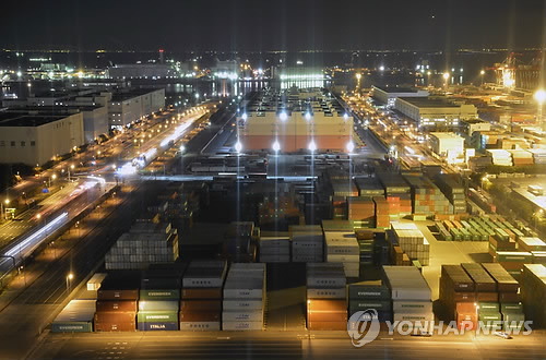 Containers are waiting for shipment at a dock near Tokyo. (Yonhap)