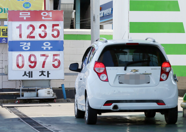 The price of diesel falls to 975 won per liter at a gas station in Bucheon, Gyeonggi Province, on Tuesday. (Yonhap)