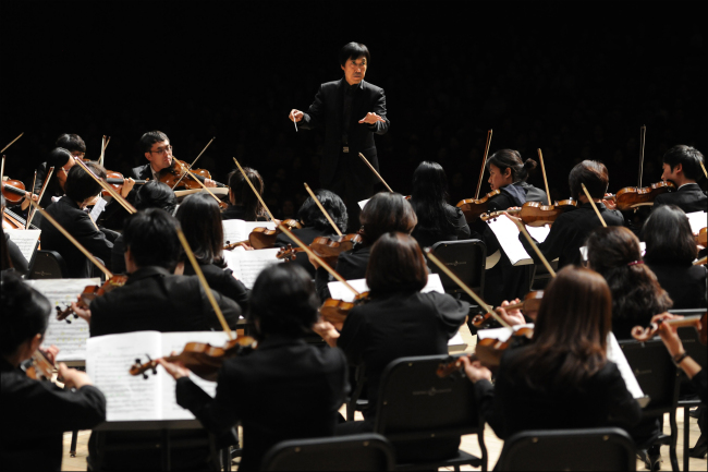 Conductor Lim Heon-jung led the Sejong Festival Orchestra as part of the Sejong Chamber Series at Chamber Hall last year. (Sejong Center for the Performing Arts)