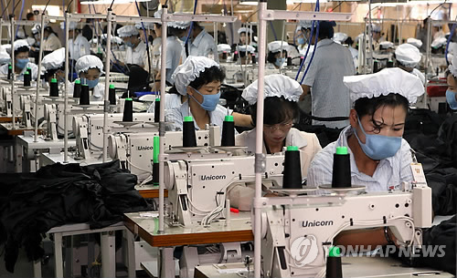 North Korean workers are seen on duty at the Gaeseong industrial complex. (Yonhap)