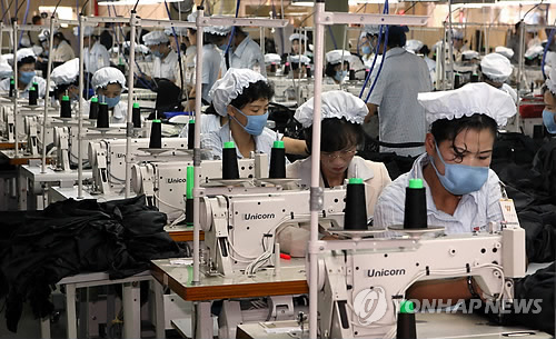North Korean workers at a South Korean factory in Gaeseong Industrial Complex in North Korea (Yonhap)