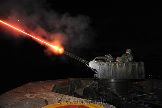 Marines of the 6th Brigade stage a firing exercise at Yeonpyeongdo in the West Sea on Friday. (Marine Corps)