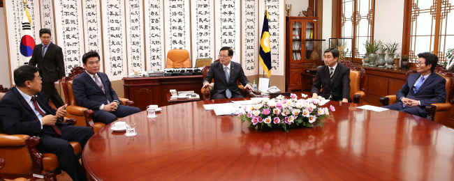 National Assembly speaker Rep. Chung Ui-hwa talks with representatives of the rival parties Thursday. Yonhap