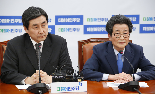 The Minjoo Party whip Rep. Lee jong-kul(left) and Rep. Rhee Mok-hee brief the press after meeting with the ruling Saenuri Party`s leadership. Yonhap