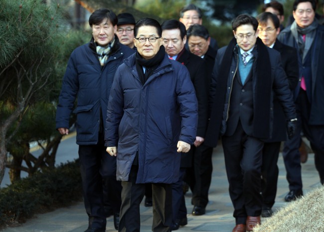 Rep. Park Jie-won(front) pays respect at the grave of former President Kim Dae-jung after his announcement to leave The Minjoo Party of Korea on Friday.Yonhap
