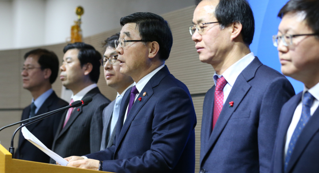 Labor Minister Lee Ki-keon speaks at a press conference in Sejong City on Friday. Yonhap
