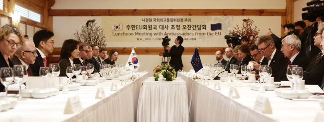 Twenty-two ambassadors and diplomats of the European Union pose at a luncheon meeting organized by Rep. Na Kyung-won, chairwoman of the Korean parliamentary foreign affairs committee, to discuss the latest North Korean nuclear test and its implications for foreign policy, at the National Assembly on Thursday. (National Assembly)