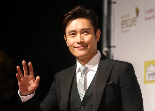 Lee Byung-hun poses for photos at the Korean Film Actors Association awards ceremony at the Grand Hyatt Seoul on Dec. 29. (Yonhap)