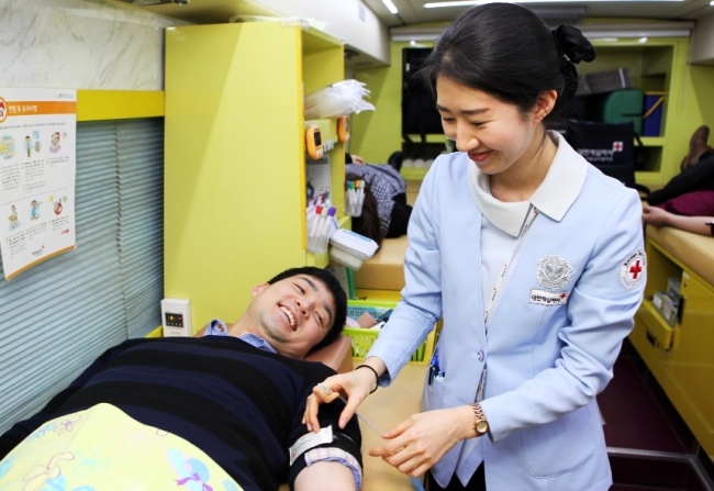 SK CHEM’S BLOOD DONATION — SK Chemical holds a blood donation event at the company’s Eco Lab in Seongnam, Gyeonggi Province, on Sunday. Some 140 employees at SK Chemical and its affiliates reportedly took part in the event. The collected blood will be delivered to the Korean Red Cross. (SK Chemical)