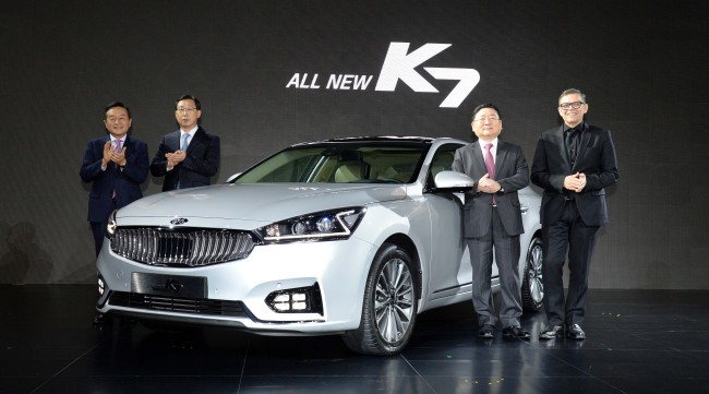 From left: Kia Motors’ executive vice president Kim Chang-sik, president Park Han-woo, vice chairman Lee Hyoung-keun and Hyundai Motor Group design chief Peter Schreyer pose with the all-new K7 at a Seoul hotel on Tuesday. Hyundai Motor Group