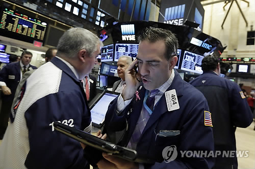 A dealer looks into a monitor at the New York Stock Exchange. (Yonhap)