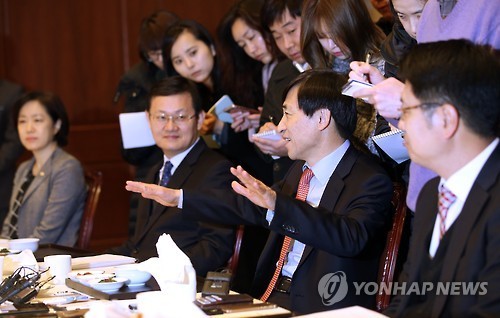 BOK Gov. Lee Ju-yeol (front row, second from right) speaks at a meeting with economists on Wednesday. (Yonhap)