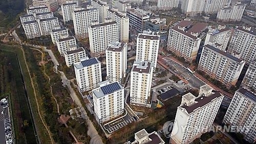 Apartment buildings are seen in Seoul. (Yonhap)