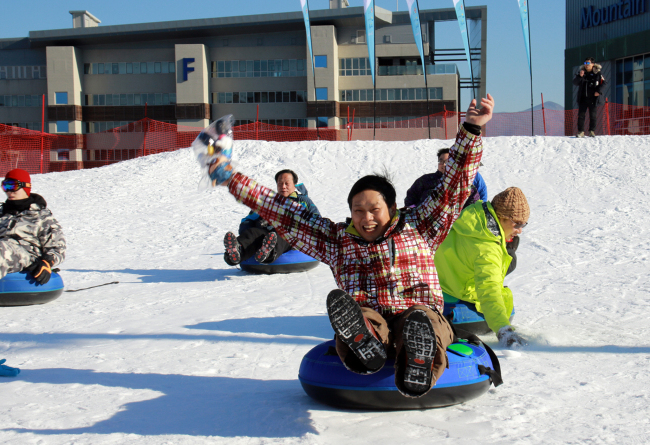 A Chinese tourist enjoys sledding at High1 Resort, Jeongsun in Gangwon Province. (Yonhap)