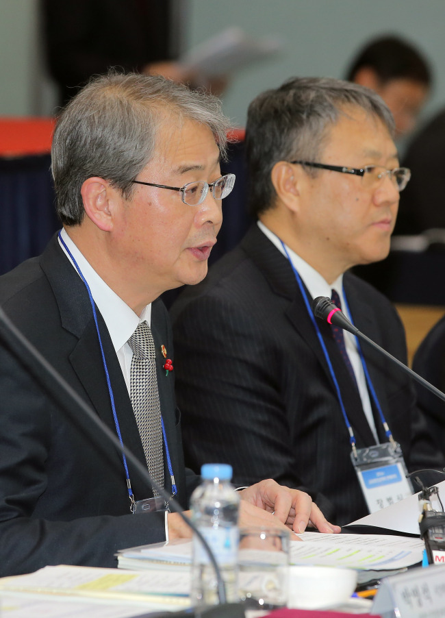 Financial Services Commission chief Yim Jong-yong attends a meeting in Seoul on Wednesday. (Yonhap)