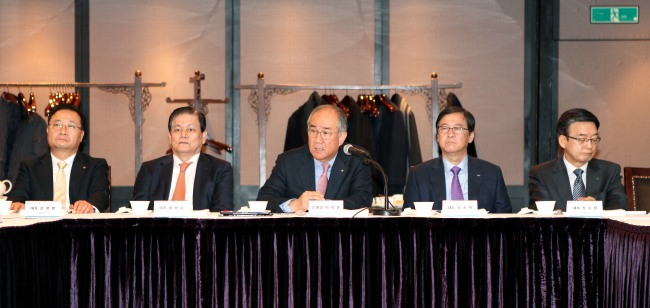 Korea Eximbank chief Lee Duk-hoon (center) attends a meeting with a group of CEOs of major companies in Seoul on Tuesday. (Korea Eximbank)