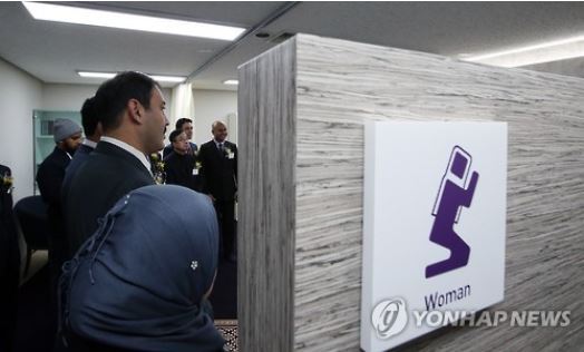 PRAYER ROOM -- The Korea International Trade Association opened a prayer room at the Coex mall in Samseong-dong, Seoul, Thursday for visiting Muslim buyers. It is the first time a Korean business association has opened a Muslim prayer room. KITA