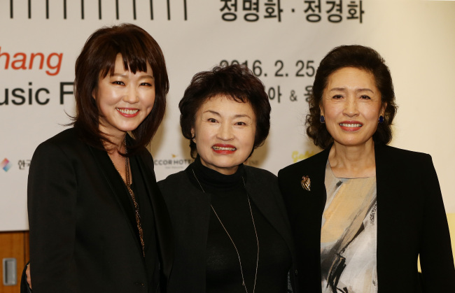 From left: Jazz singer Na Yoon-sun poses for a photo with violinist Chung Kyung-wha and her cellist sister Chung Myung-wha, art directors of the 2016 PyeongChang Winter Music Festival, after a press conference on the festival at a hotel in Seoul on Wednesday. (Yonhap)