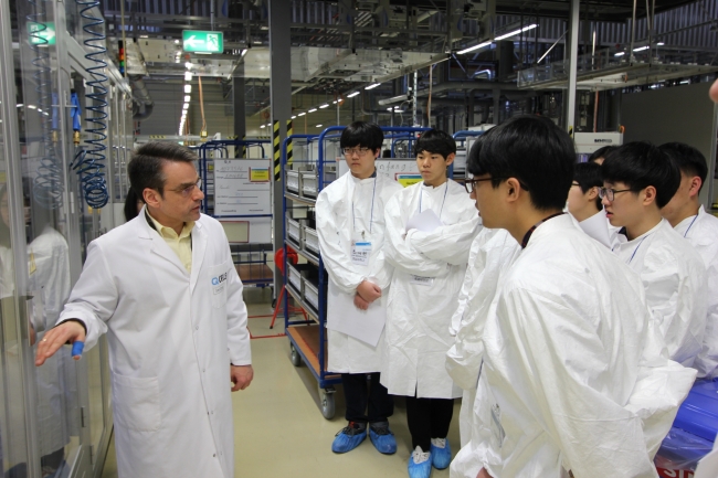 Science Challenge finalists tour Hanwha Q CELL research center in Germany. (Hanwha Group)