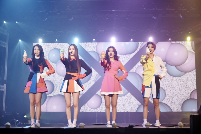 F(x) performs at Olympic Hall in Seoul on Sunday in “Dimension 4 -- Docking Station,” the group’s first exclusive concert. (SM Entertainment)