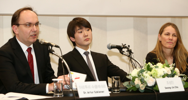 From left:Fryderyk Chopin Institute program coordinator Artur Szklener, pianist Cho Seong-jin and vice president of artists and repertoire at Deutche Grammophon Ute Fesquet speak at a press conference held at the Seoul Arts Center on Monday. (Yonhap)