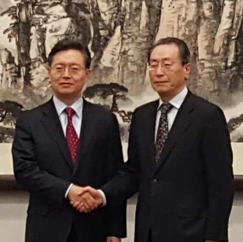 Chief nuclear envoys Hwang Joon-kook of South Korea and Wu Dawei of China shake hands before their talks in Beijing on Jan. 15. (The Foreign Affairs Ministry)