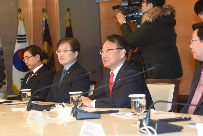 Deputy Prime Minister and Finance Minister Yoo Il-ho (right) speaks at a meeting between government ministers and leaders of the nation's major business associations in Seoul on Tuesday. (Finance Ministry)