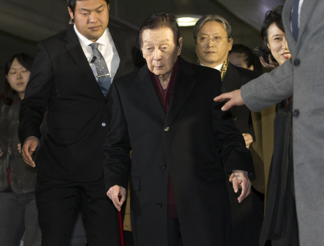 Shin Kyuk-ho, founder of Korean retail giant Lotte Group, walks into a court room at Seoul Family Court on Wednesday. (Yonhap)