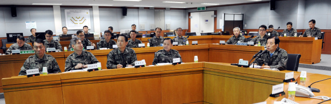 Defense Minister Han Min-koo (far right) attends a meeting with senior officials and Joint Chiefs of Staff on Friday at the ministry. (Yonhap)